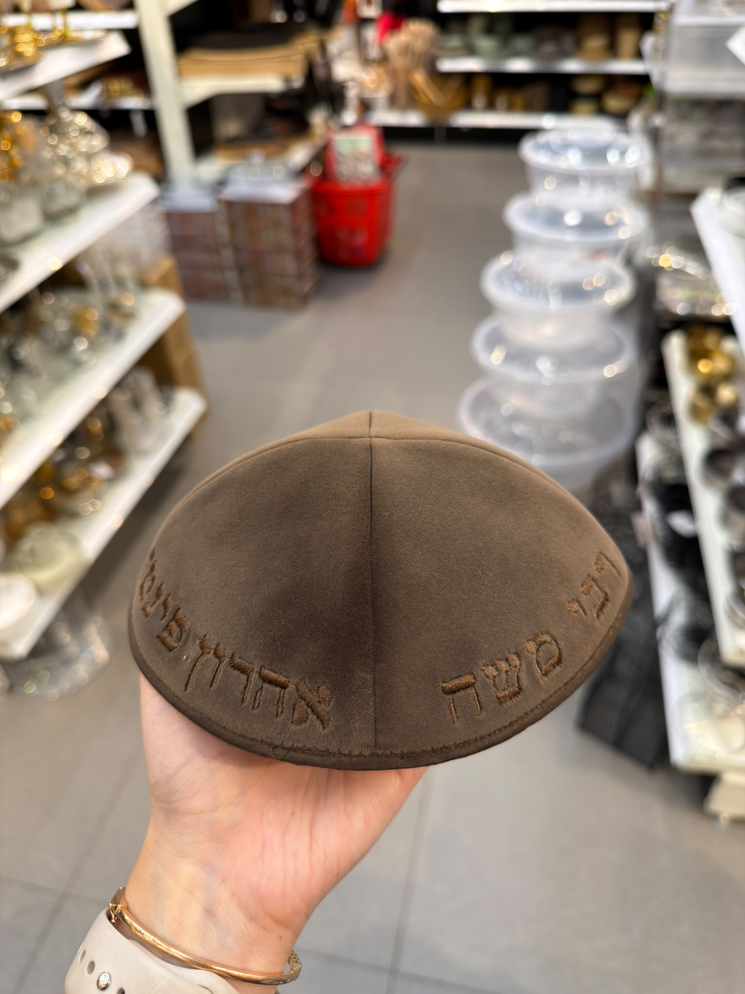 כיפה קטיפה מרוקאית 18 ס״מ – שוקולד חום 'רבי משה אהרון פינטו׳ כתוביות שוקולד חום