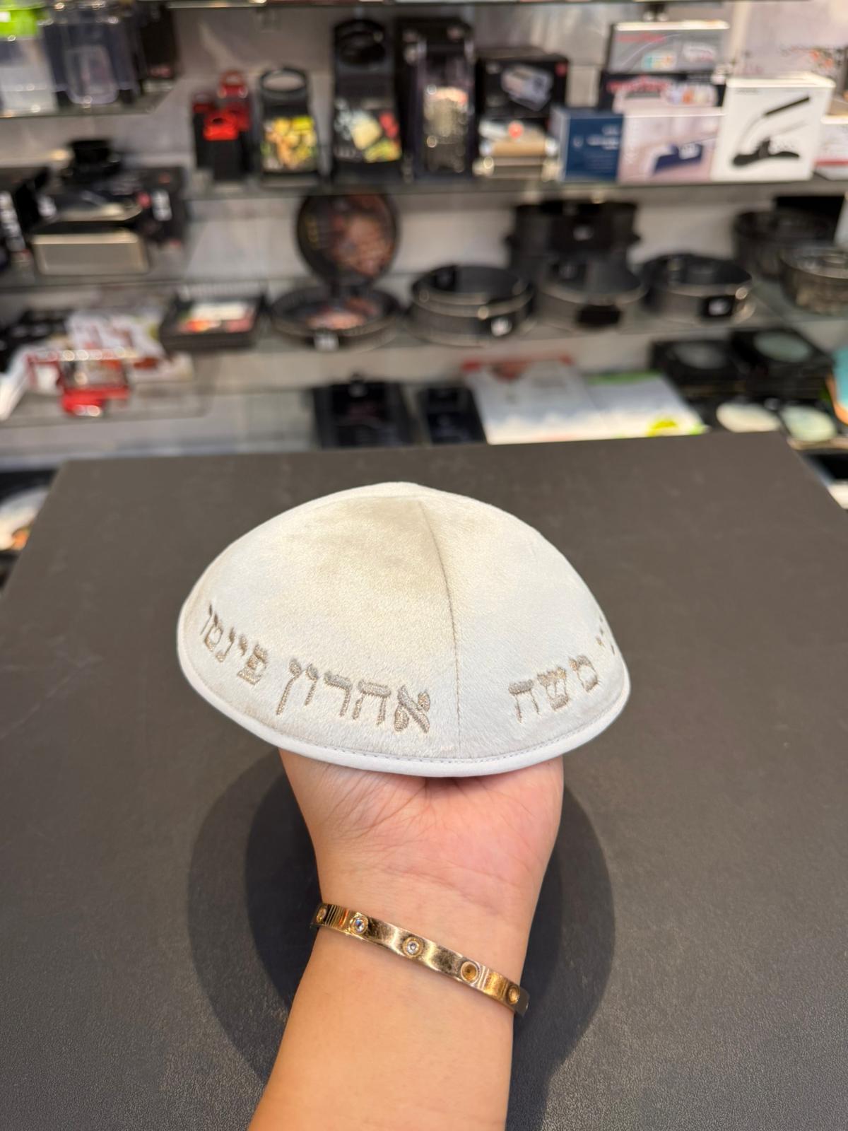 כיפה קטיפה מרוקאית 18 ס״מ – קרם 'רבי משה אהרון פינטו' כתוביות רוז גולד