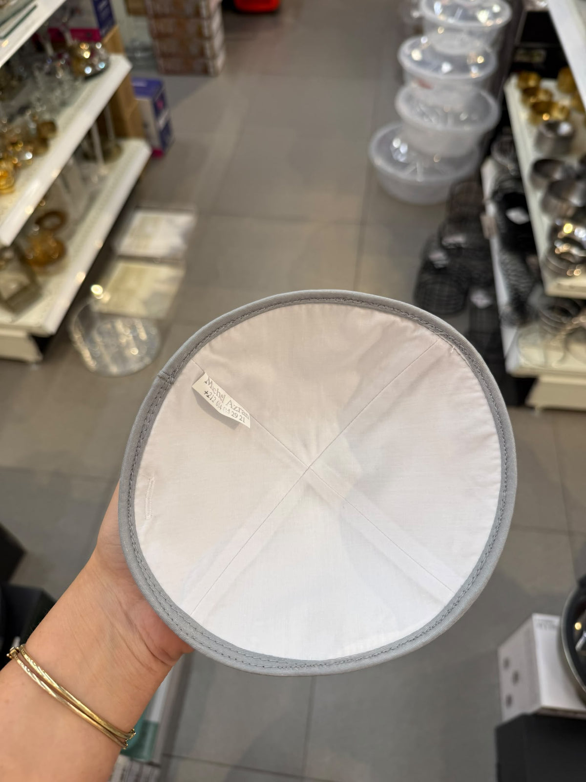 כיפה קטיפה מרוקאית 18 ס״מ – אפור בהיר זרקורים ׳סידנא בבא סאלי' כתוביות כסף