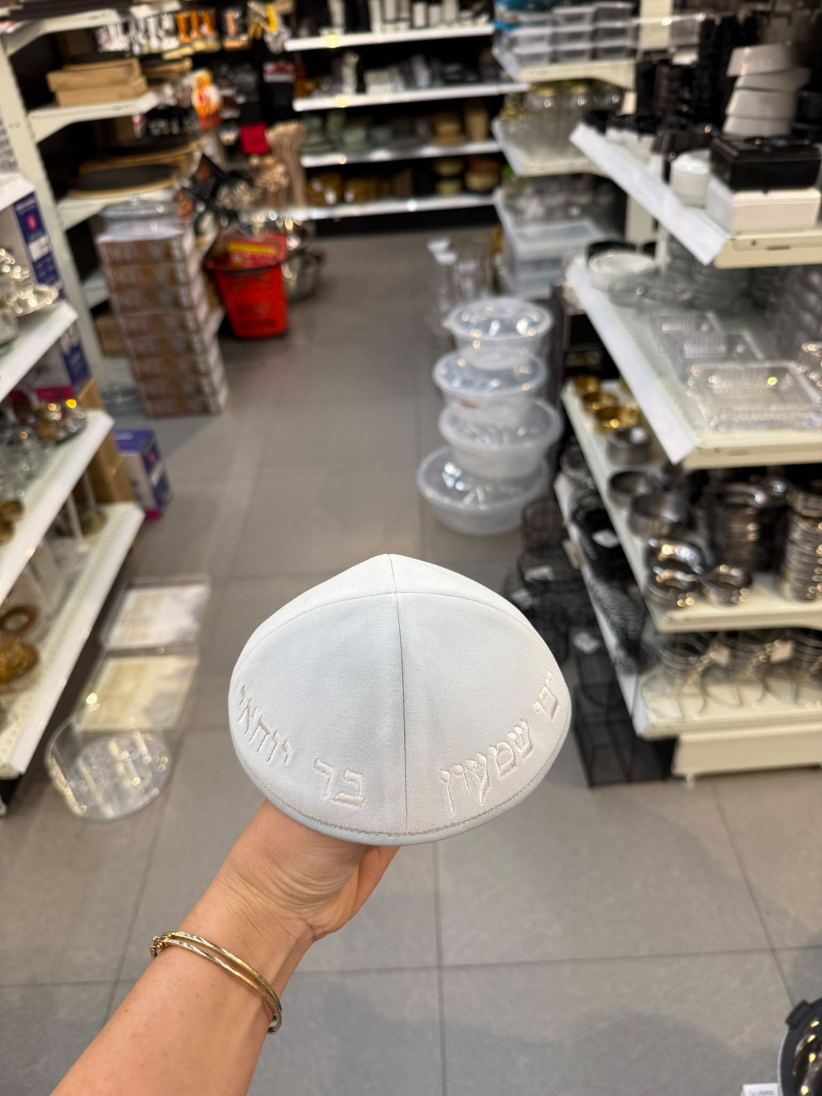 כיפה קטיפה מרוקאית 18 ס״מ – אפור בהיר 'רבי שמעון בר יוחאי' כתוביות אפור בהיר