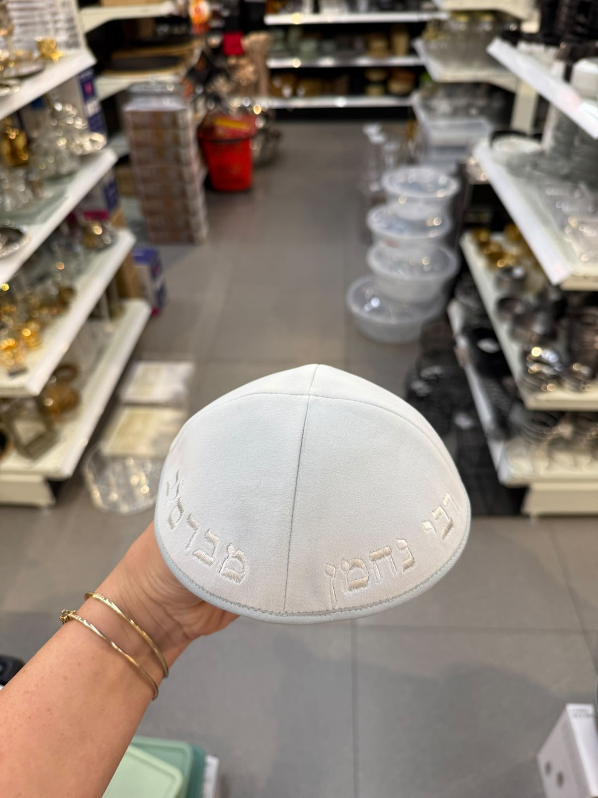 כיפה קטיפה מרוקאית 18 ס״מ – אפור בהיר 'רבי נחמן מברסלב' כתוביות אפור בהיר