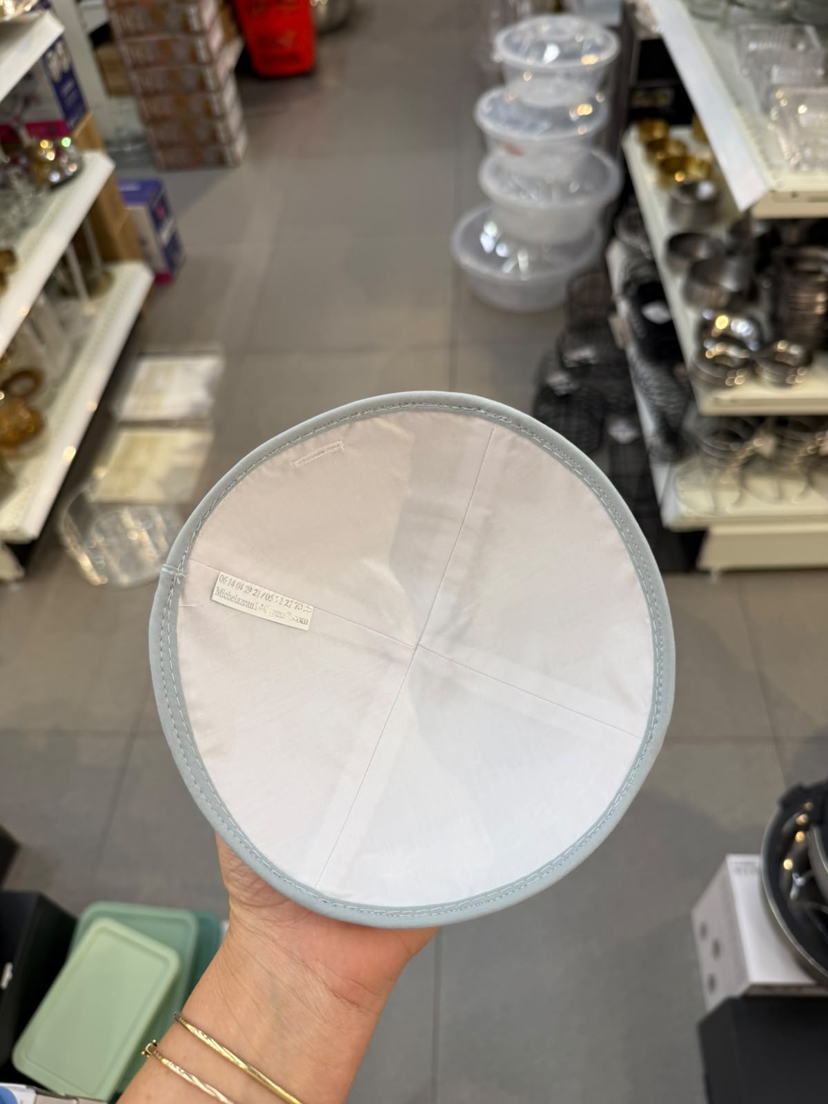 כיפה קטיפה מרוקאית 18 ס״מ – אפור בהיר 'רבי חיים פינטו' כתוביות אפור בהיר