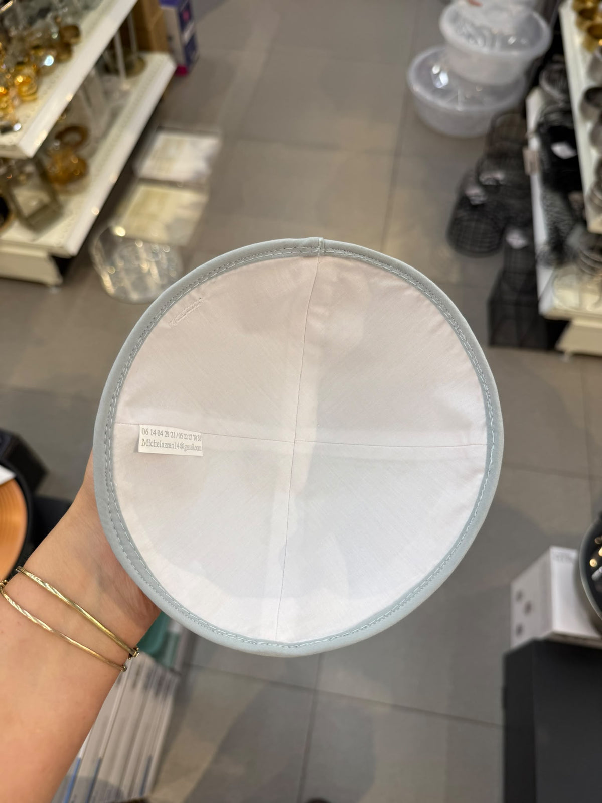כיפה קטיפה מרוקאית 18 ס״מ – אפור בהיר 'סידנא בבא חאקי' כתוביות אפור בהיר