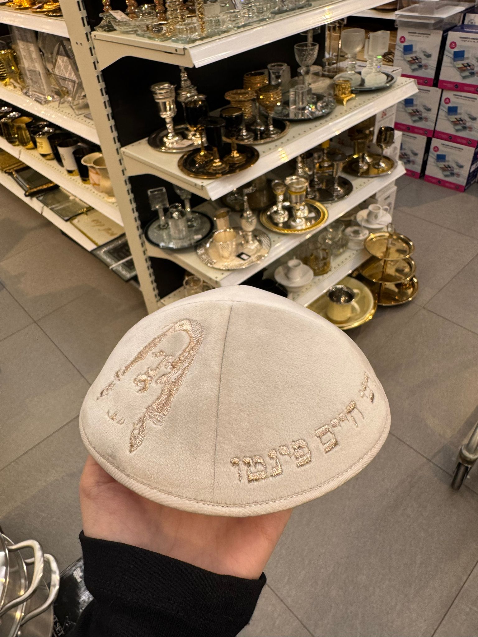 כיפה קטיפה מרוקאית 18 ס״מ – שמנת אבן ‘רבי חיים פינטו' כתוביות רוז גולד + איור