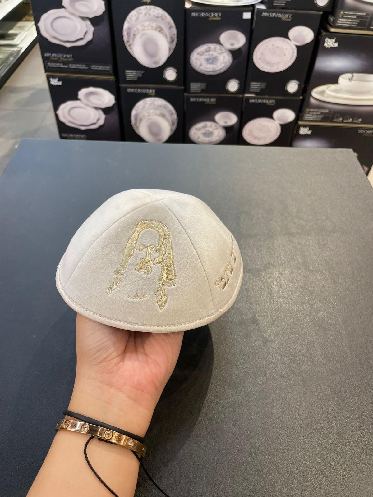 כיפה קטיפה מרוקאית 18 ס״מ – קרם 'רבי חיים פינטו׳ כתוביות רוז גולד + איור