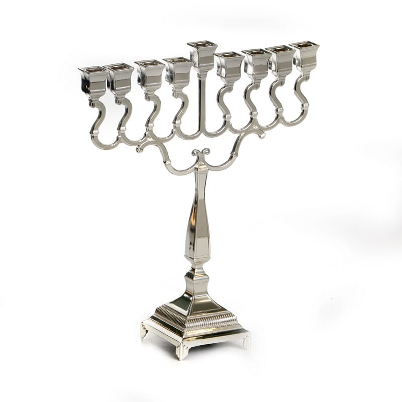 חנוכיה מתכת - ציפוי כסף "המכבים" גובה 22 ס"מ רוחב 18.8 ס"מ