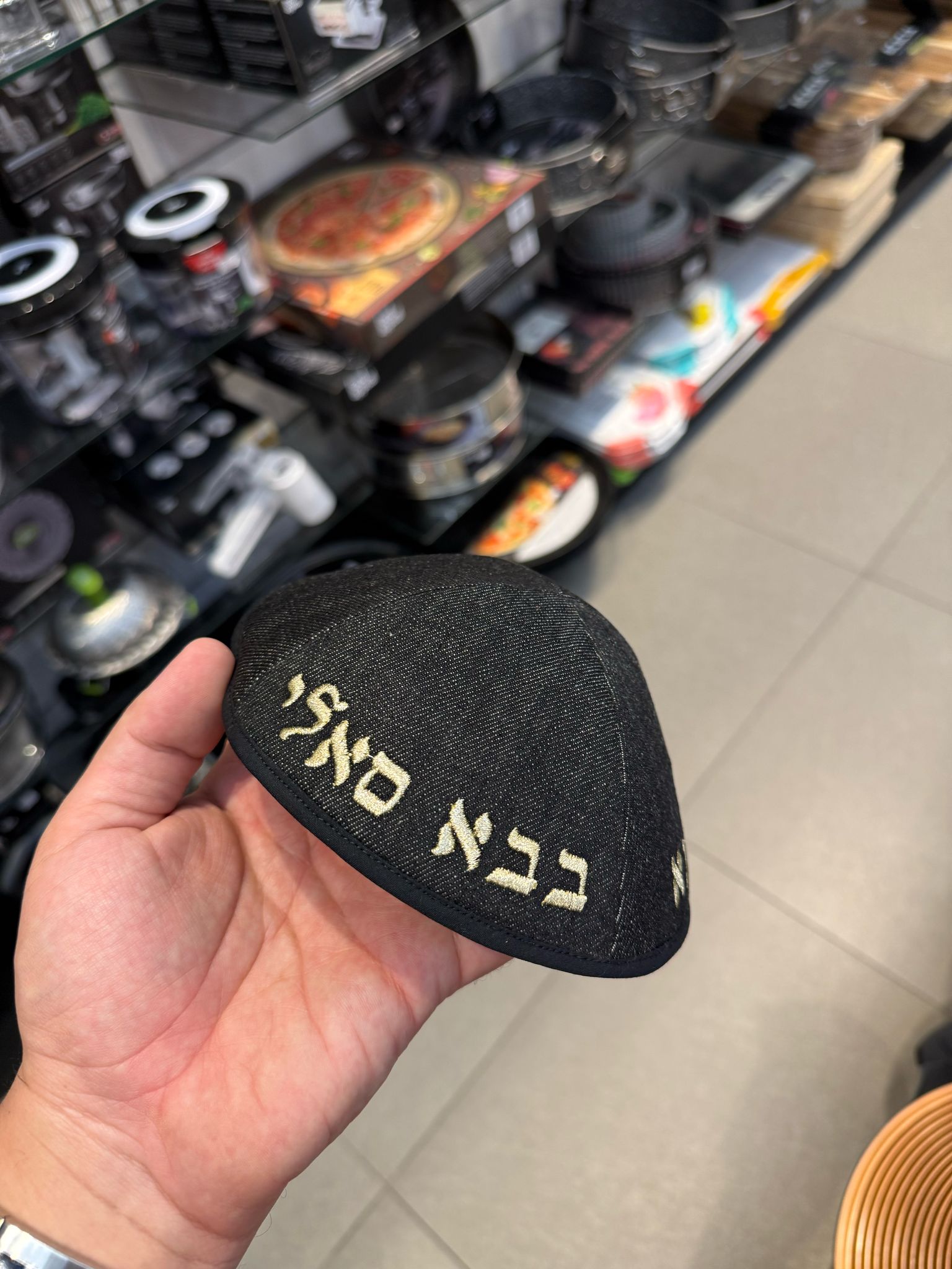 כיפה קטיפה מרוקאית 18 ס״מ – ג'ינס שחור 'סידנא בבא סאלי' כתוביות זהב